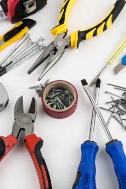 Araçlar, beyaz arka plan üzerinde izole birçok araç kümesi.