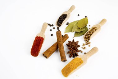 Beyaz arka plan üzerinde çeşitli baharatlar karışık