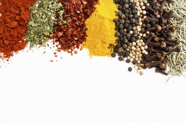 Beyaz arka plan üzerinde çeşitli baharatlar karışık