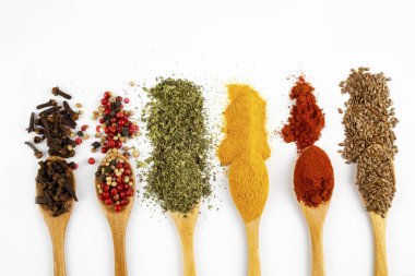 Beyaz arka plan üzerinde çeşitli baharatlar karışık
