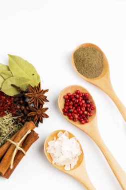 Beyaz arka plan üzerinde çeşitli baharatlar karışık