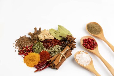 Beyaz arka plan üzerinde çeşitli baharatlar karışık