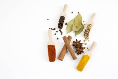 Beyaz arka plan üzerinde çeşitli baharatlar karışık