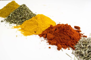 Beyaz arka plan üzerinde çeşitli baharatlar karışık