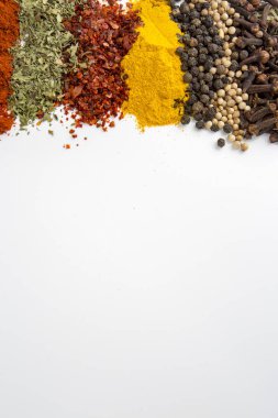 Beyaz arka plan üzerinde çeşitli baharatlar karışık