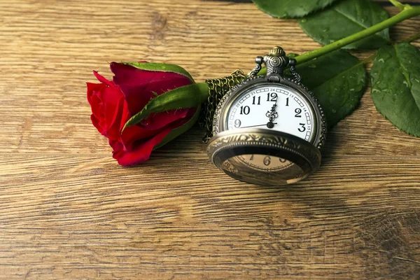 Rosa Roja Reloj Bolsillo Tiempo Fondo —  Fotos de Stock