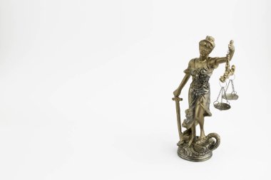 Hukuk sembolü; beyaz arkaplanda adalet heykeli