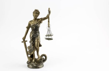 Hukuk sembolü; beyaz arkaplanda adalet heykeli
