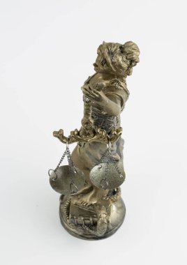 Hukuk sembolü; beyaz arkaplanda adalet heykeli