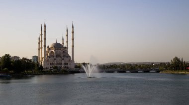 Adana / Türkiye, Sabancı Merkez Camii manzaralı. Seyahat konsepti fotoğrafı. 