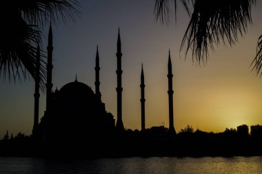 Adana / Türkiye, Sabancı Merkez Camii gece görüşü. Seyahat konsepti fotoğrafı. 