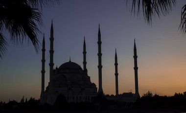 Adana / Türkiye, Sabancı Merkez Camii gece görüşü. Seyahat konsepti fotoğrafı. 