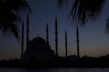 Adana / Türkiye, Sabancı Merkez Camii gece görüşü. Seyahat konsepti fotoğrafı. 