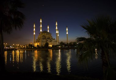 Adana / Türkiye, Sabancı Merkez Camii gece görüşü. Seyahat konsepti fotoğrafı. 