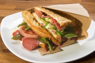 Türk Bazlama Tost / tost eritilmiş peynir, domates ve dereotu ile sandviç. Ayvalık tost, sandviç.