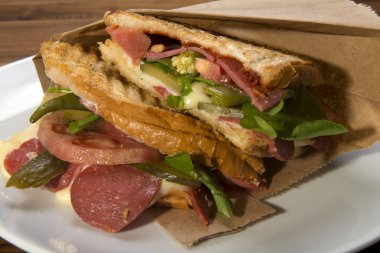 Türk Bazlama Tost / tost eritilmiş peynir, domates ve dereotu ile sandviç. Ayvalık tost, sandviç.