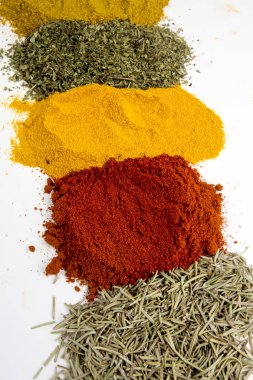 Çeşitli baharatlar ve otlar üzerinde mutfak