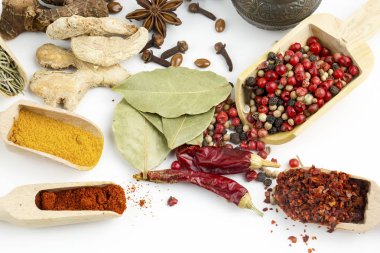 Çeşitli baharatlar ve otlar üzerinde mutfak