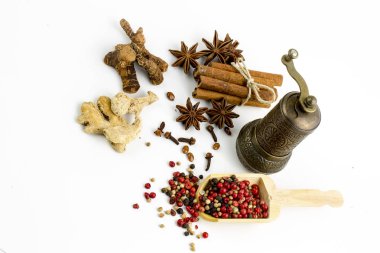 Çeşitli baharatlar ve otlar üzerinde mutfak