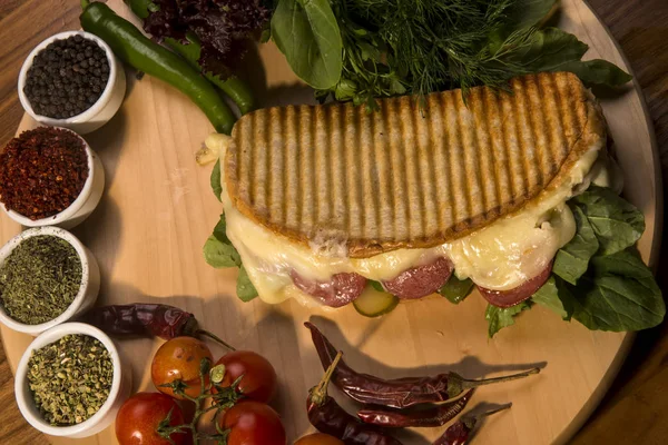 Turco Bazlama Tost Tosta Sanduíche Com Queijo Derretido Tomate Endro — Fotografia de Stock