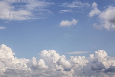 Mavi gökyüzü arka plan bulutlar manzaralı. Doğa fotoğraf. 