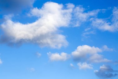 Mavi gökyüzü arka plan bulutlar manzaralı. Doğa fotoğraf. 