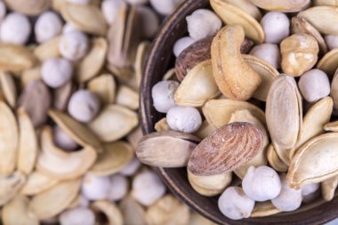 fıstık, ceviz, badem, fındık ve kaju fıstığı birlikte karışık