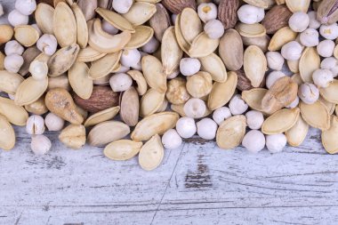 fıstık, ceviz, badem, fındık ve kaju fıstığı birlikte karışık