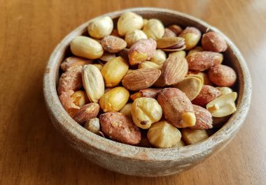 fıstık, ceviz, badem, fındık ve kaju fıstığı birlikte karışık