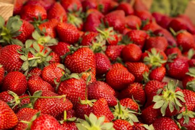 Canlı renkli kırmızı çilek meyve piyasada