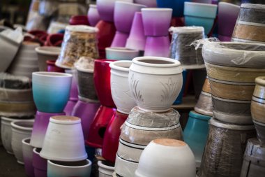 Pişmiş toprak kaplar. Çamurdan sanatsal kahverengi seramik.