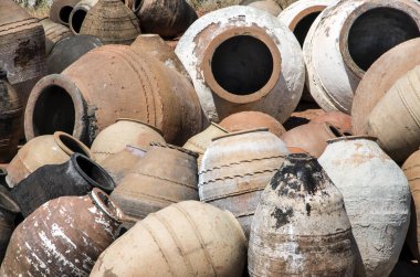 Pişmiş toprak kaplar. Çamurdan sanatsal kahverengi seramik.