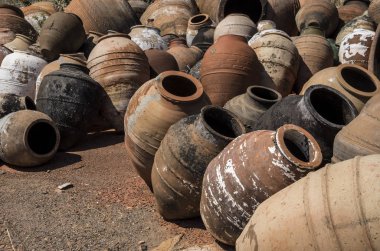 Pişmiş toprak kaplar. Çamurdan sanatsal kahverengi seramik.