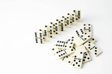 Beyaz arka plan üzerinde izole Domino oyunu