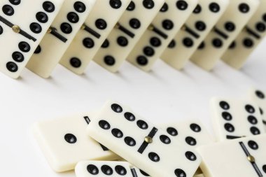 Beyaz arka plan üzerinde izole Domino oyunu