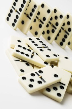 Beyaz arka plan üzerinde izole Domino oyunu