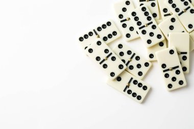 Beyaz arka plan üzerinde izole Domino oyunu