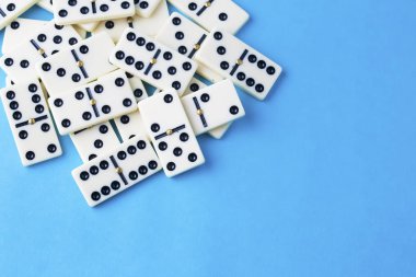 Mavi arka plan üzerinde izole Domino oyunu