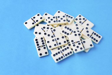 Mavi arka plan üzerinde izole Domino oyunu
