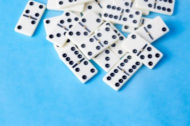 Mavi arka plan üzerinde izole Domino oyunu