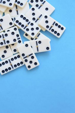 Mavi arka plan üzerinde izole Domino oyunu
