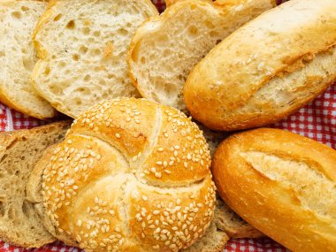 Masada taze kokulu ekmek. Yiyecek konsepti