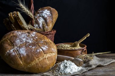 Masada taze kokulu ekmek. Yiyecek konsepti