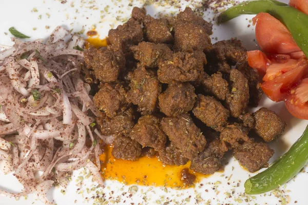 アルバニアの肝臓 伝統的なトルコ スパイス子羊の肝レシピ中東全体で人気のあります — ストック写真