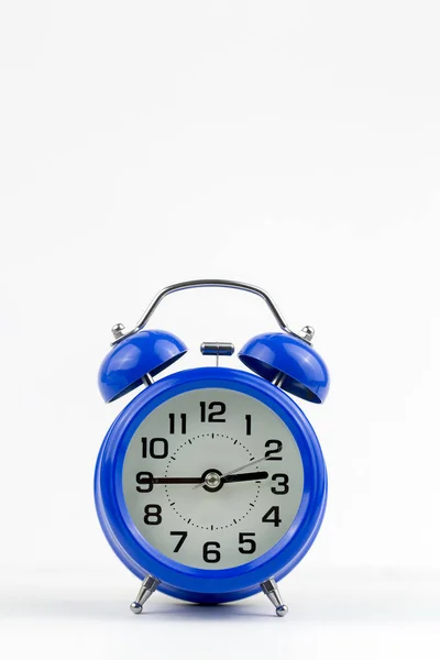 Alarm Clocks Beyaz Arka Plan Üzerinde Izole — Stok fotoğraf