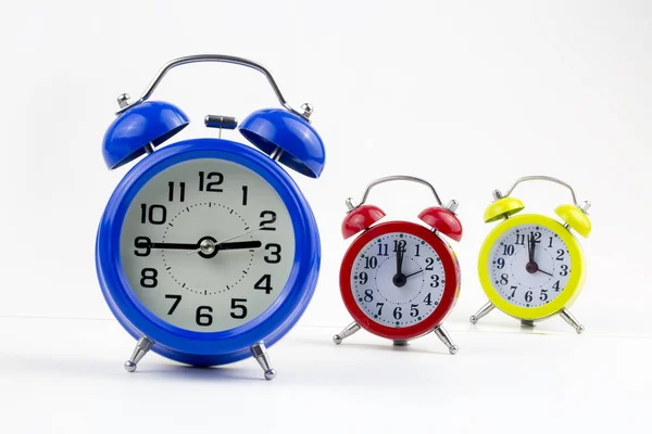 Alarm Clocks Beyaz Arka Plan Üzerinde Izole — Stok fotoğraf