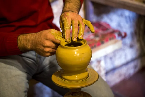 Professionele Pottenbakker Maken Kom Aardewerk Workshop Studio — Stockfoto