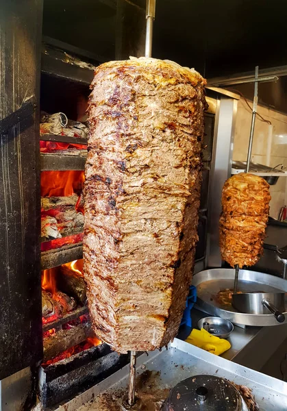 Geleneksel Lezzetli Türk Yemekleri Döner Kebap Izgara — Stok fotoğraf