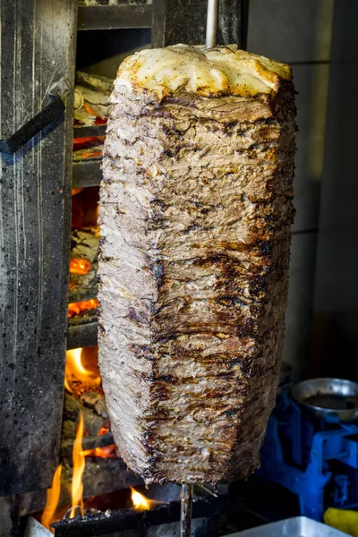 Geleneksel Lezzetli Türk Yemekleri Döner Kebap Izgara — Stok fotoğraf