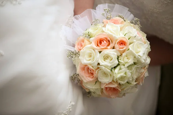 Wedding bouquet. Bride\'s flowers. Bridal flowers, wedding concept photo.